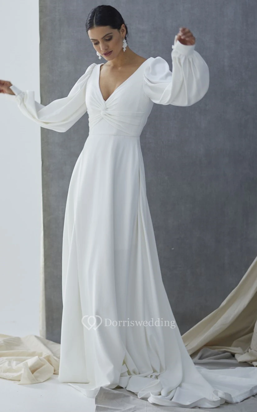Robe de mariée sexy en forme de A, décolleté en V, poches et traîne video preview
