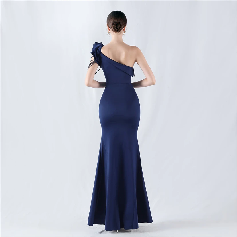 Vestido de noche con cuello oblicuo, hombros con estampado de hojas de loto, bordado artesanal y diamantes, ideal para la celebración de la reunión anual. view 35
