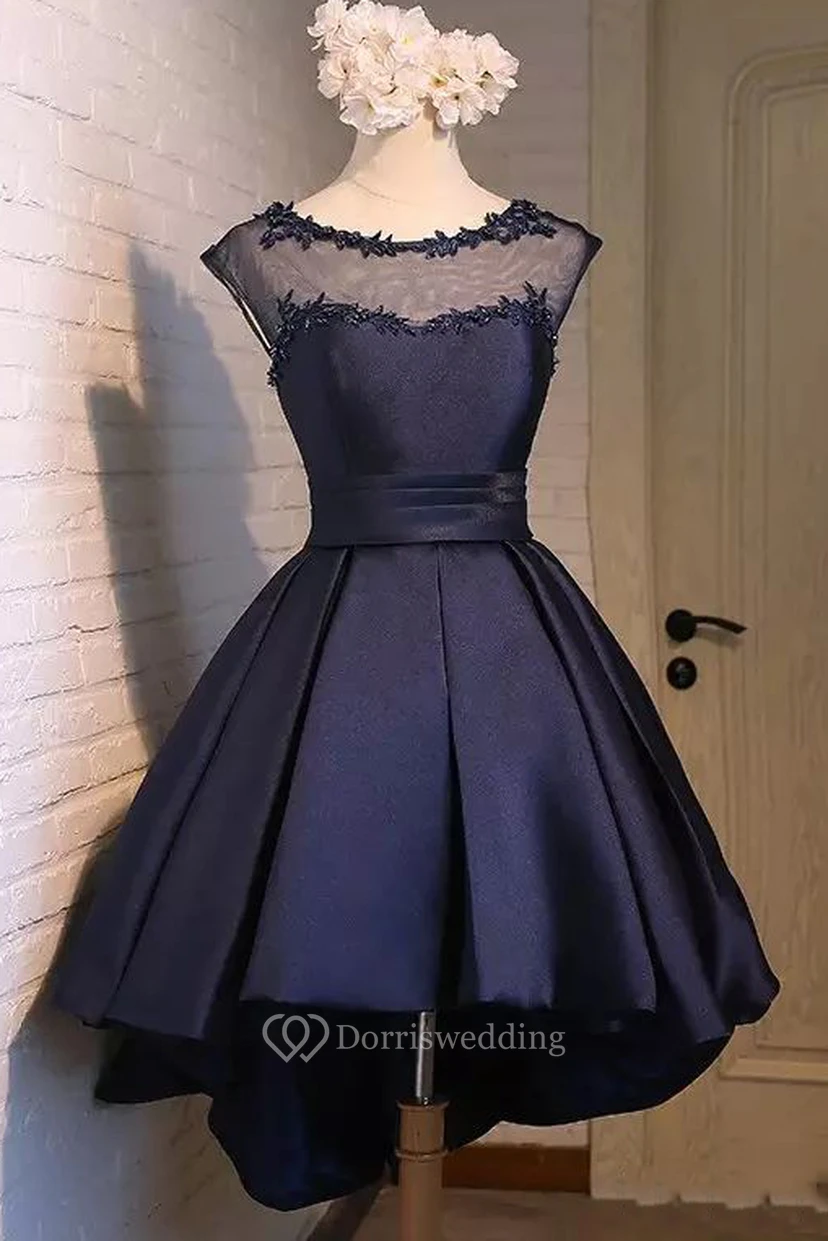 Robe de bal en satin à manches courtes asymétriques et coupe bateau, dos lacé