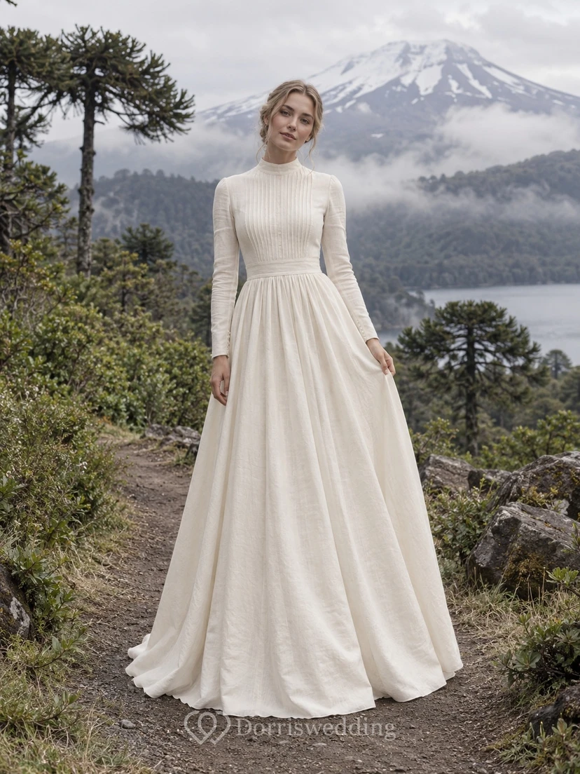 Vestido de novia sencillo y discreto de manga larga y cuello alto, confeccionado en lino, con pliegues y cierre de botones en la espalda.