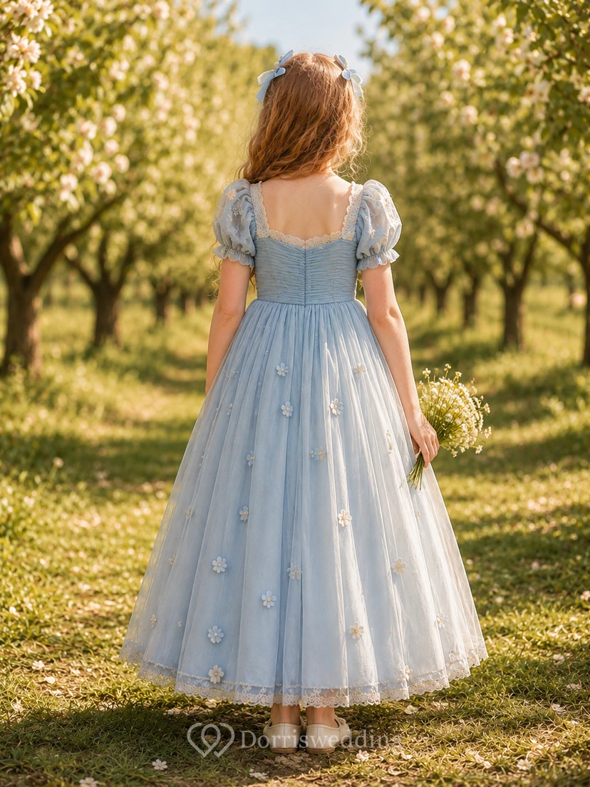 Robe de demoiselle d'honneur bleu ciel en dentelle et tulle, coupe trapèze, col rond, longueur thé view 2