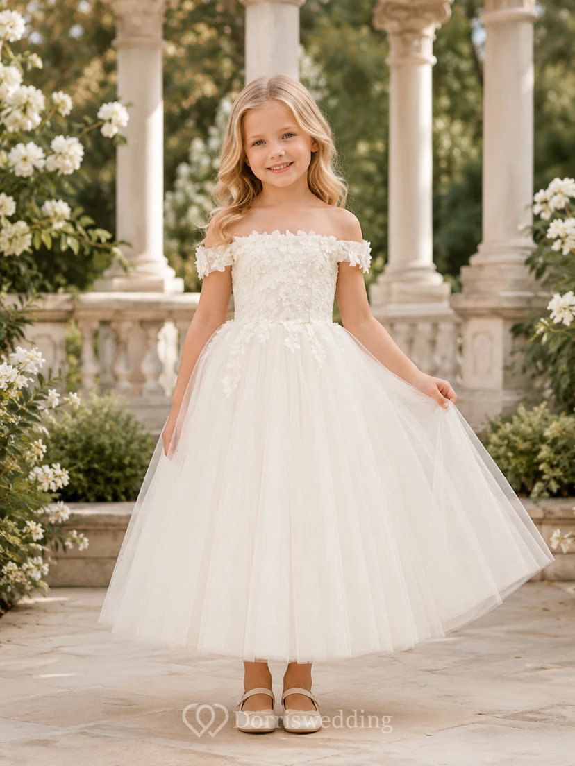 Vestido de niña de flores de corte A con encaje de tul y hombros descubiertos, mangas cortas, falda a media pierna y detalle de lazo.