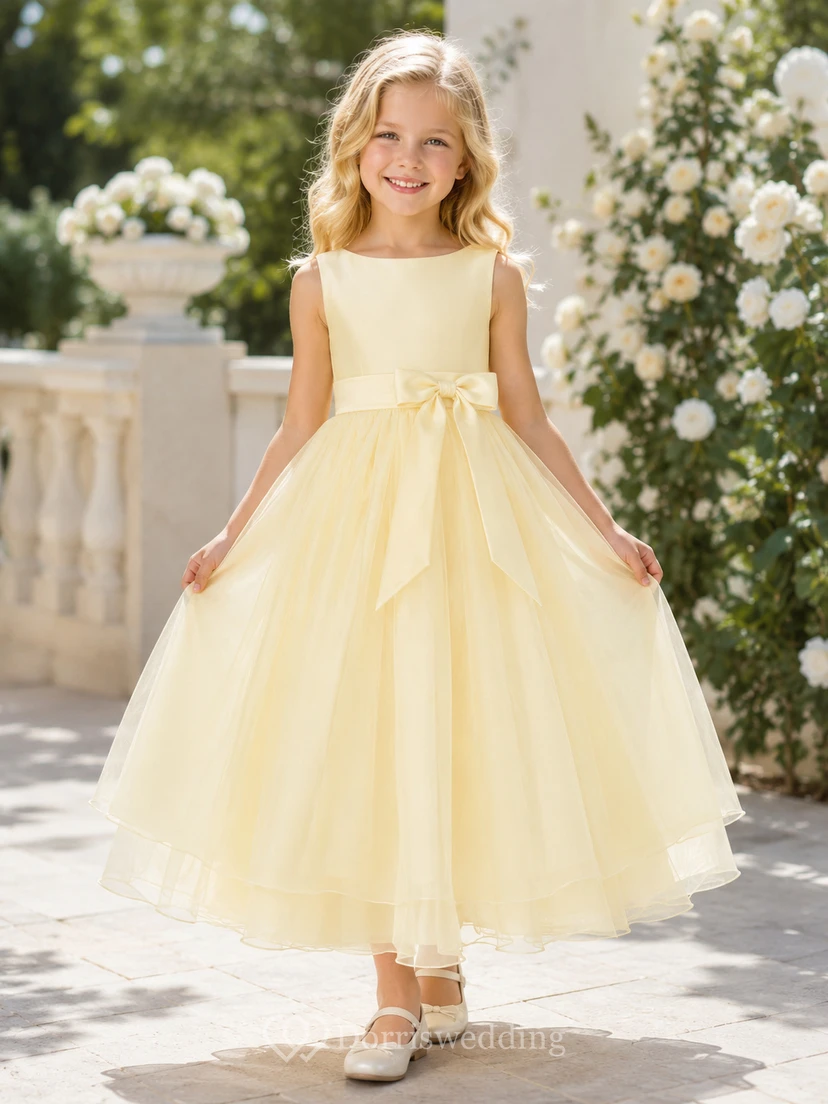 Gelbes Tüllkleid in A-Linie mit Schleife, kurzen Ärmeln, Rundhalsausschnitt, wadenlangem Rock und Schleifendetail.