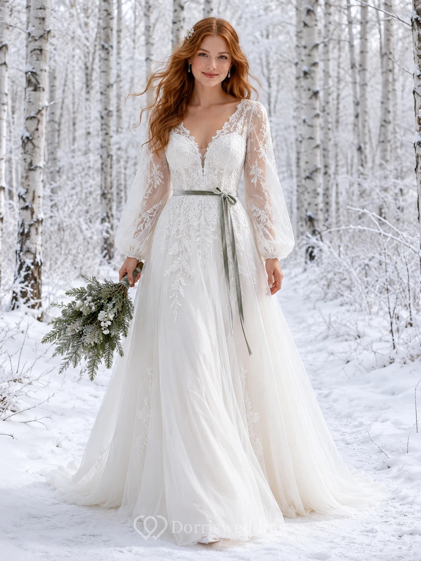 Robe de mariée bohème en mousseline et dentelle, coupe trapèze, col en V, manches longues et traîne courte