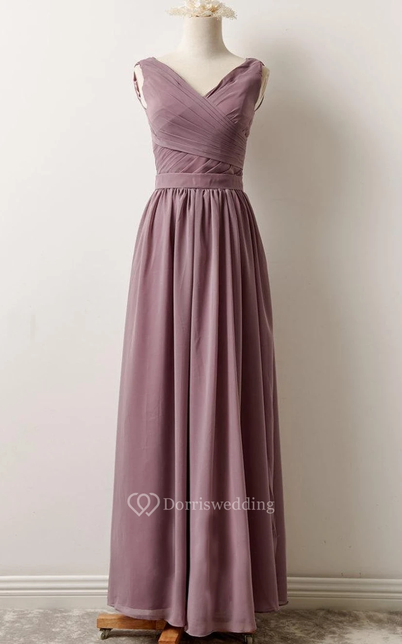 Kurzes langes Chiffonkleid mit V-Ausschnitt