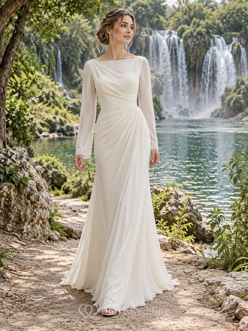 Vestido de novia sencillo de gasa con escote barco, mangas largas y fruncido lateral, largo hasta el suelo.