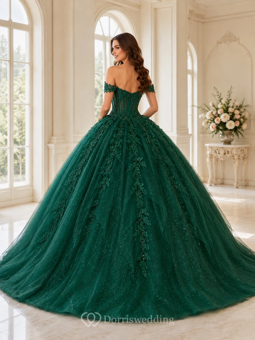 Vestido de quinceañera largo hasta el suelo, color verde oscuro, con escote corazón, hombros descubiertos, apliques de encaje floral y tul con cintura natural. view 2