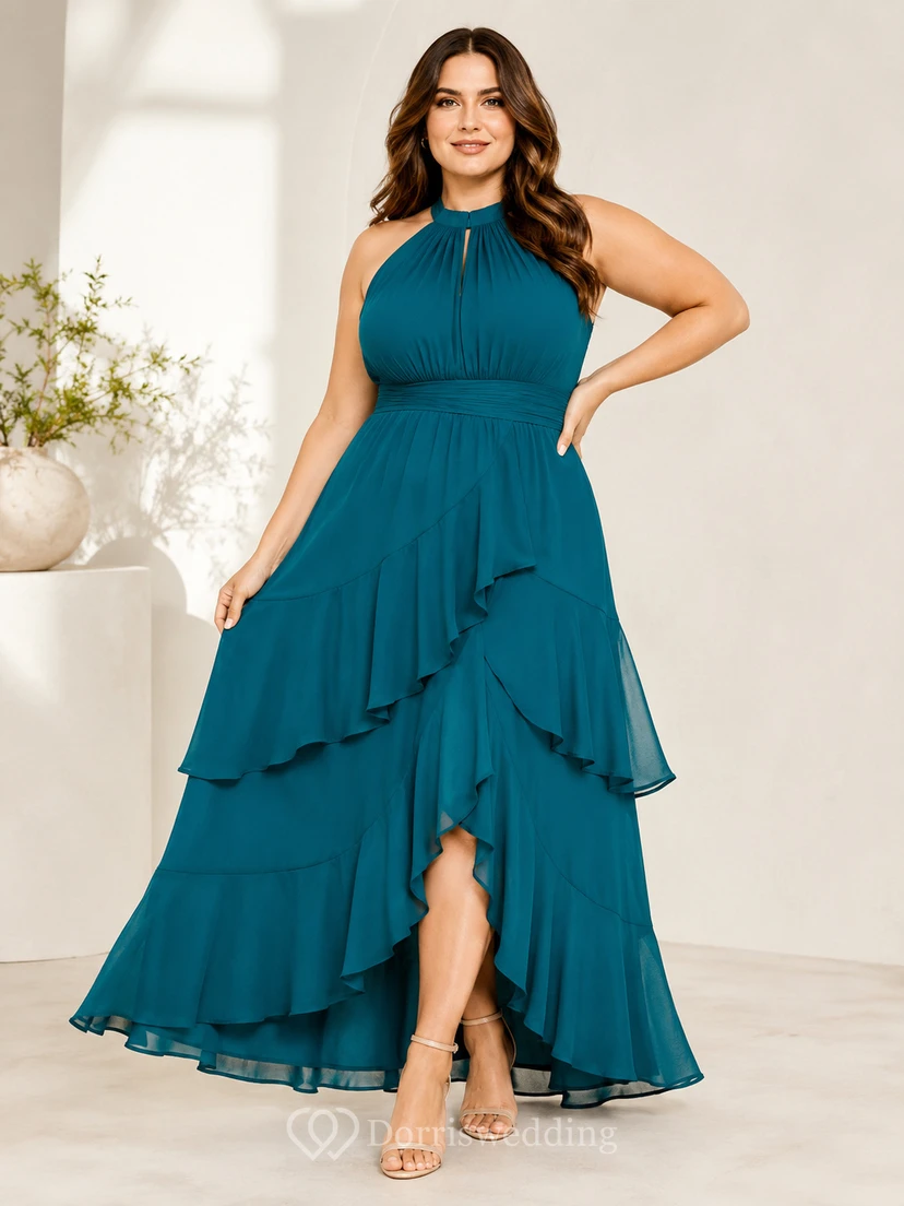 Robe longue grande taille bleu sarcelle à dos nu et volants en mousseline superposée.