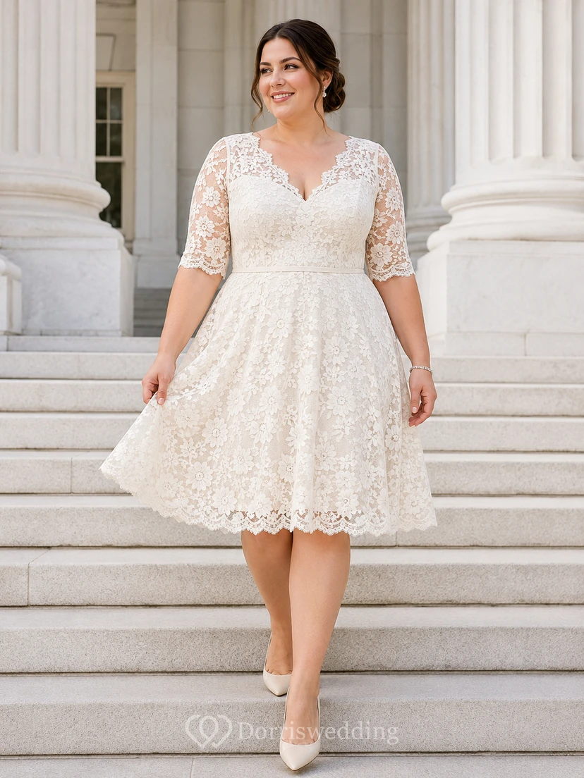 Robe de mariée vintage grande taille à col en V festonné, manches mi-longues en dentelle, coupe trapèze, longueur genou, idéale pour une cérémonie civile.