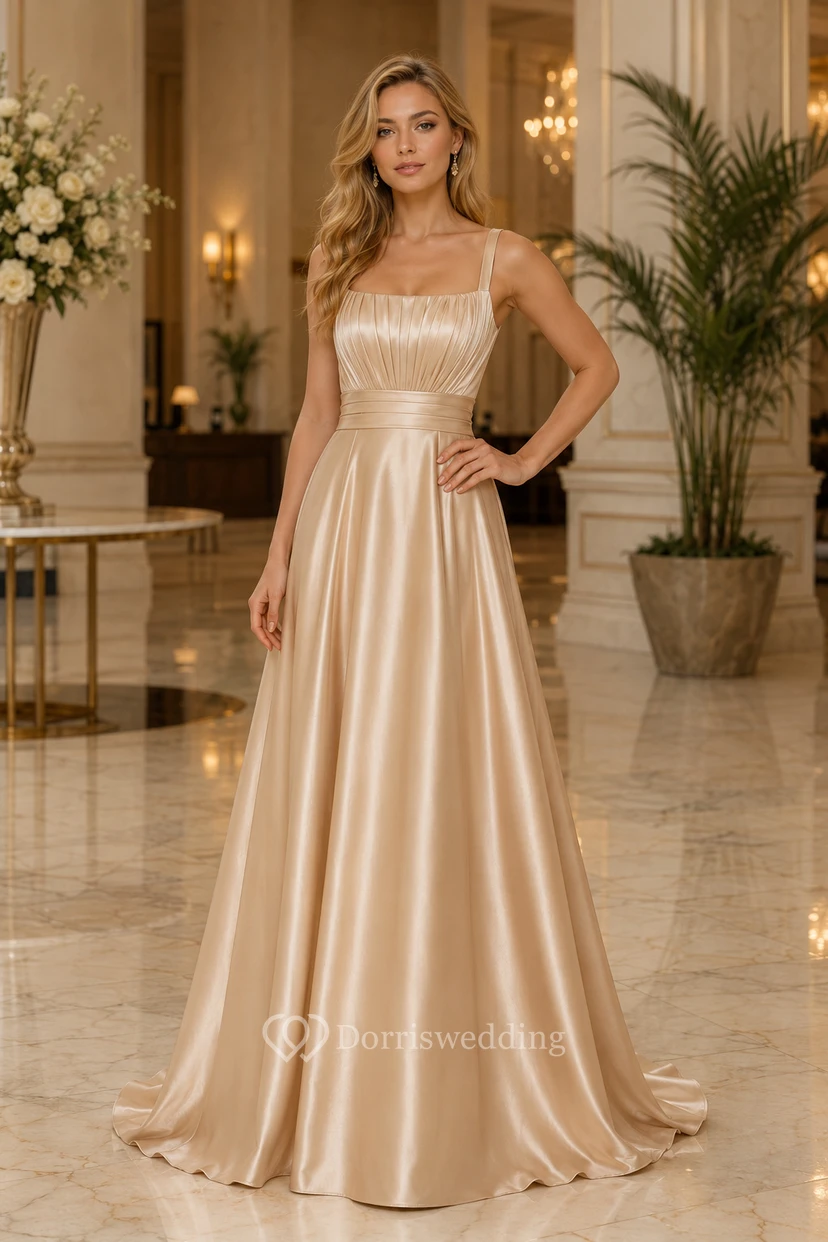 Vestido de dama de honor de talla grande en satén color champán, corte en A, con escote cuadrado, corpiño plisado y tirantes anchos.