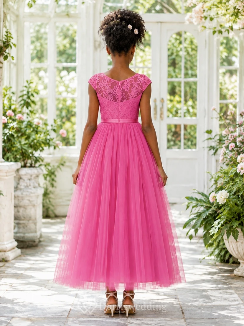 Vestido de dama de honor juvenil rosa caramelo, corte en A, largo hasta la rodilla, manga corta color joya, canesú texturizado, estilo romántico. view 2