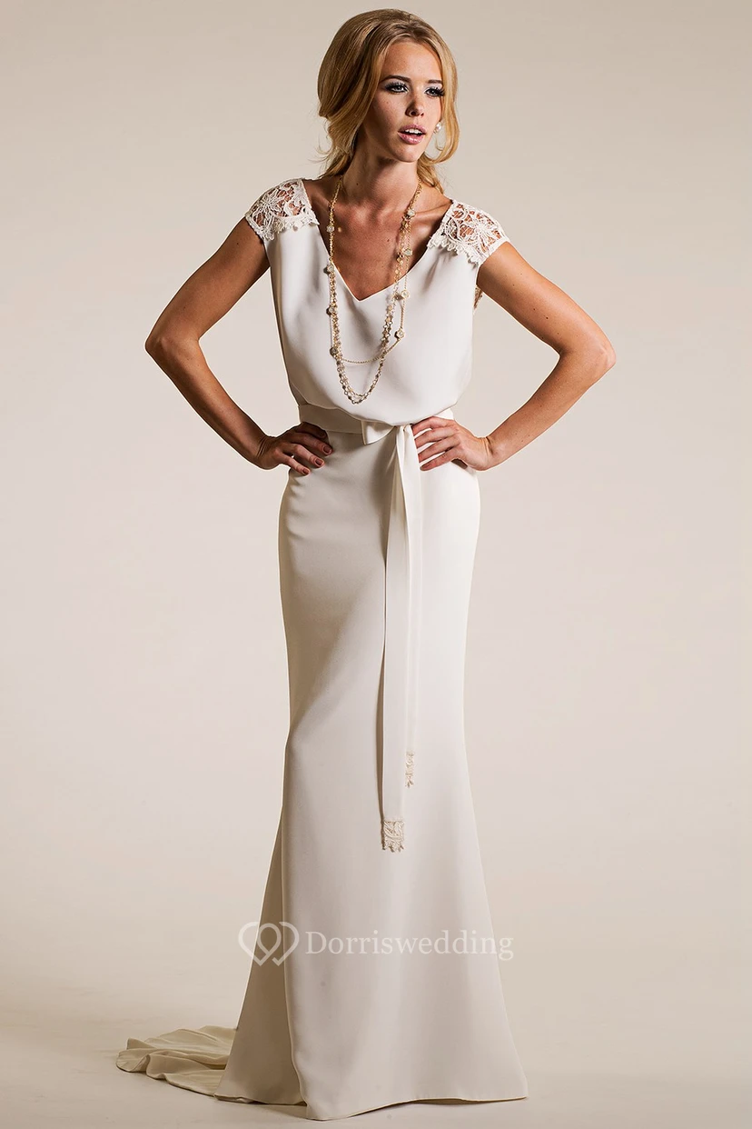 Elegantes Brautkleid aus Spitze mit kurzen Ärmeln und fließender Silhouette