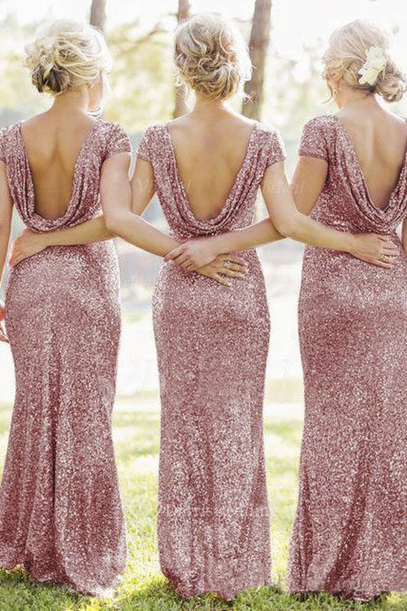 Vestido largo ajustado con mangas cortas y lentejuelas por toda la prenda.