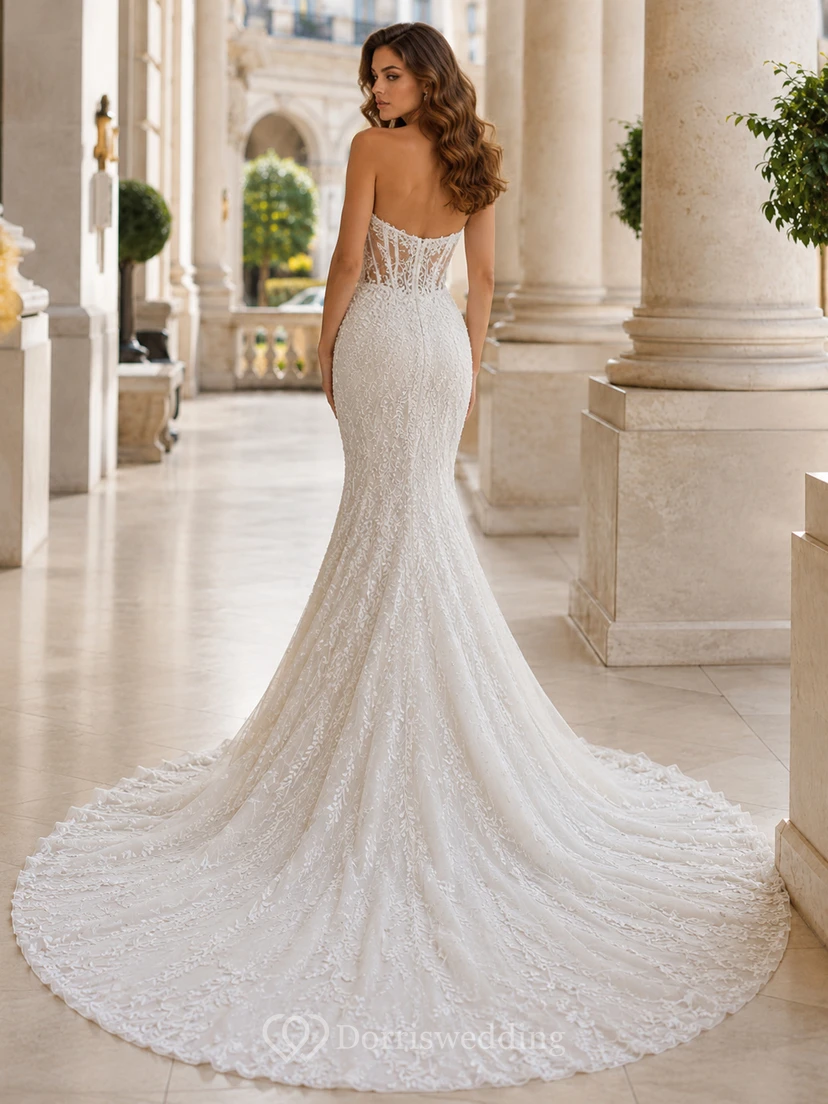 Zartes, ärmelloses Brautkleid aus Spitze mit Herzausschnitt, Meerjungfrauen-Stil, Kapellenschleppe und floralen Applikationen im Gartenstil view 2