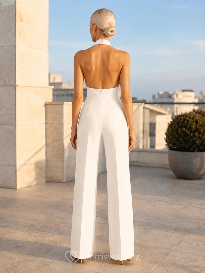 Mono de noche formal moderno blanco de crepé, con cuello halter alto, espalda descubierta y pliegues, y perneras anchas. view 2