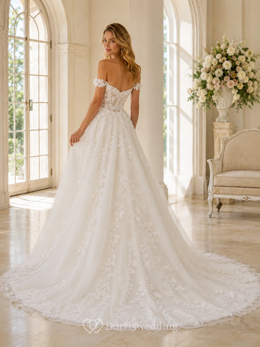 Robe de mariée champêtre en tulle et dentelle perlée, épaules dénudées, manches courtes, coupe trapèze, traîne chapelle, ornée d'appliqués floraux. view 2