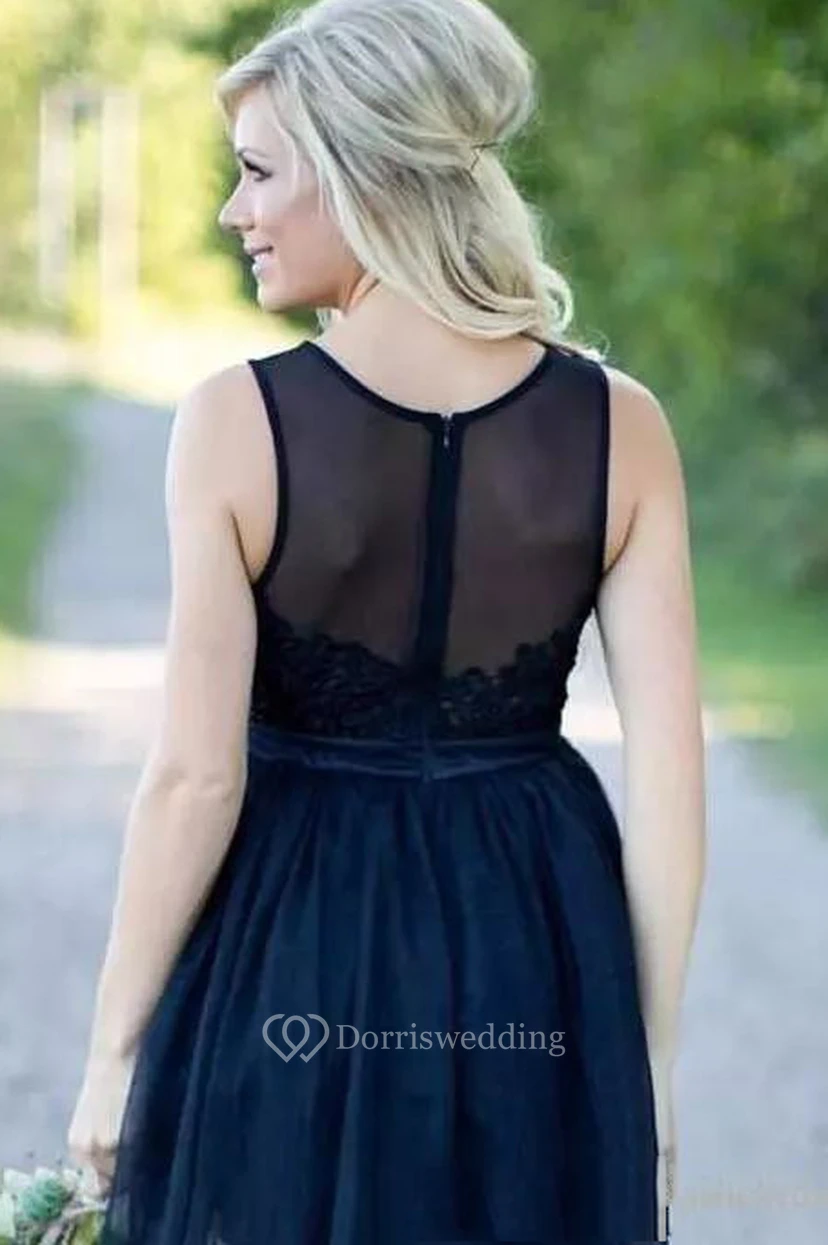 Robe courte sans manches en tulle et dentelle ornée de bijoux view 2
