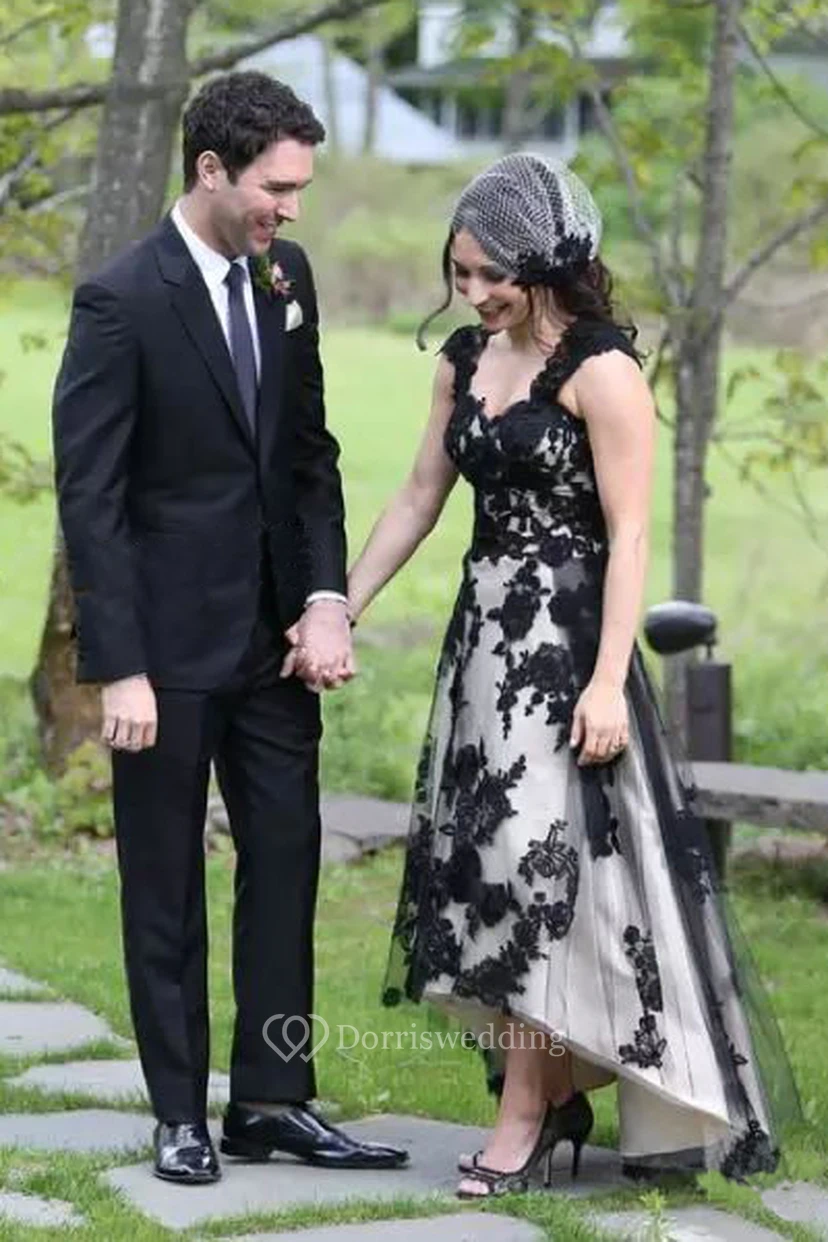 Robe de mariée trapèze à bretelles en dentelle, sans manches, longueur cheville, asymétrique avec fermeture éclair au dos.