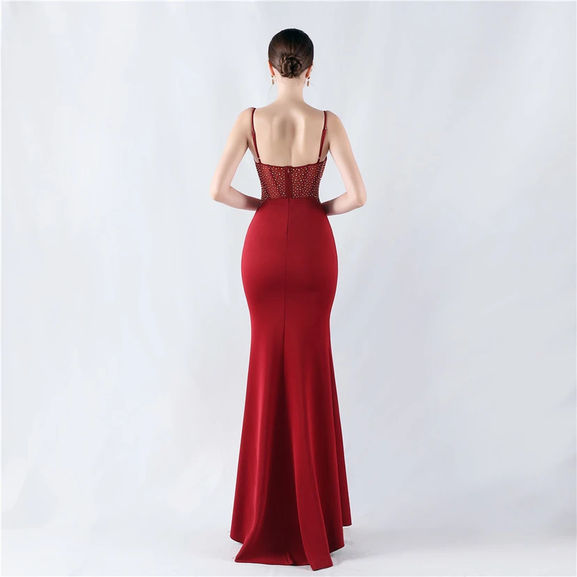 Gilet gainant en maille à motif diamant, robe de soirée sirène à bretelles fines et décolleté en V view 10