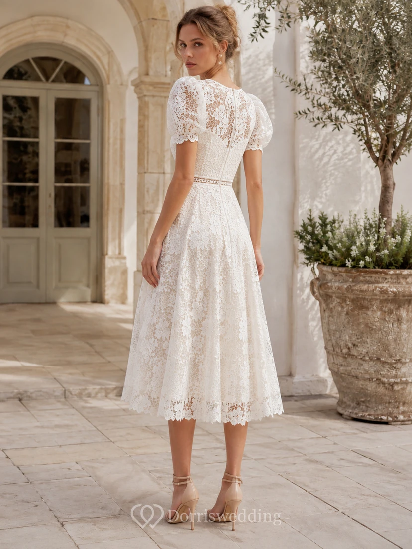 Robe de mariée vintage en dentelle à col montant et manches bouffantes illusion, style bateau view 2