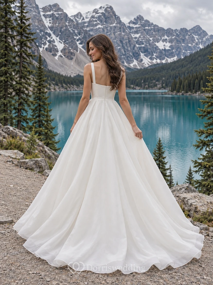 Elegante vestido de novia sencillo con escote cuadrado, tirantes anchos y falda en línea A. view 2