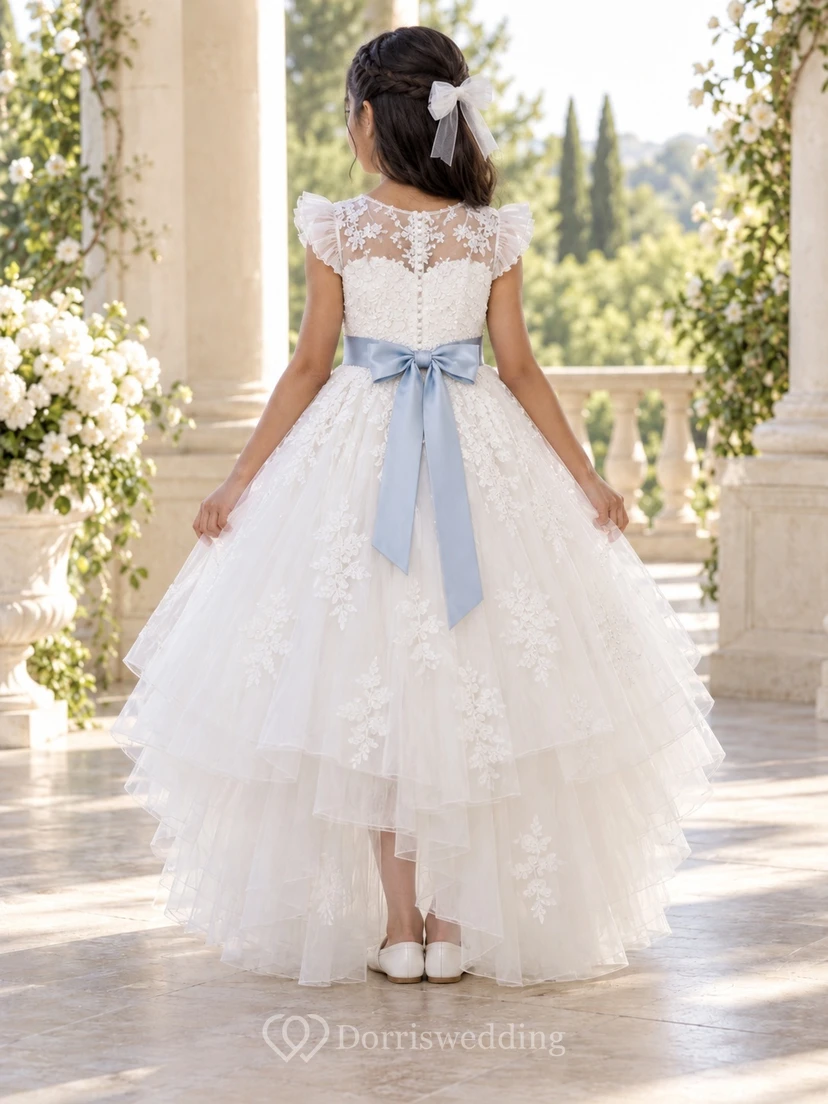 Vestido de niña de flores blanco con estampado floral, corte en A, mangas cortas, fajín azul y falda asimétrica. view 2