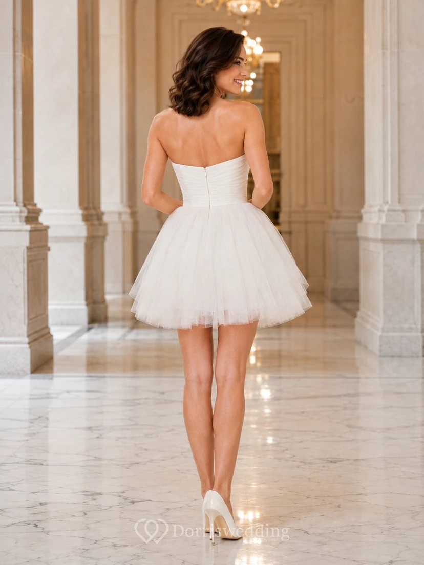 Vestido corto de tul sin mangas con escote corazón, romántico y perfecto para una boda íntima. view 2