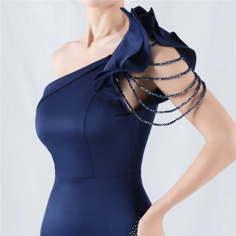 Vestido de noche con cuello oblicuo, hombros con estampado de hojas de loto, bordado artesanal y diamantes, ideal para la celebración de la reunión anual. view 38
