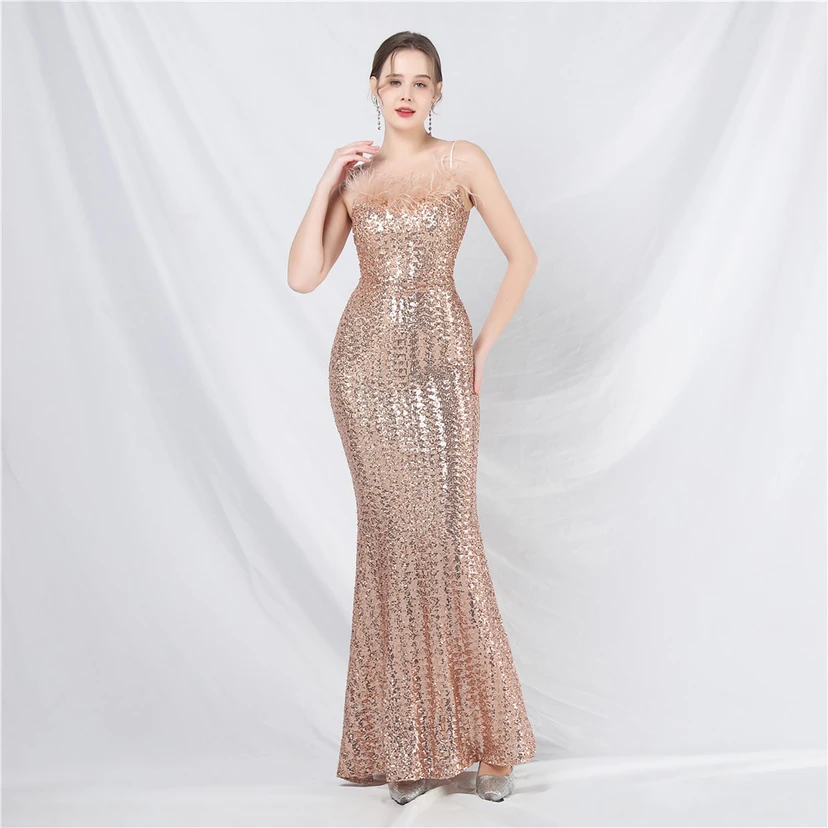 Robe de soirée de luxe ornée de plumes d'autruche et de sequins, idéale pour un banquet. view 42