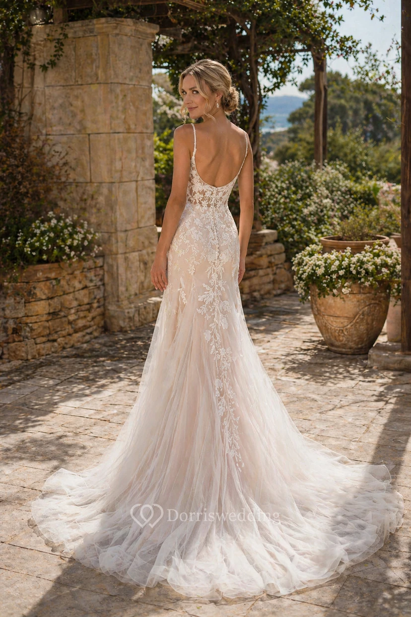 Robe de mariée fourreau en organza et dentelle, col en V, sans manches, traîne courte, ornée d'appliques et de fines bretelles. view 2