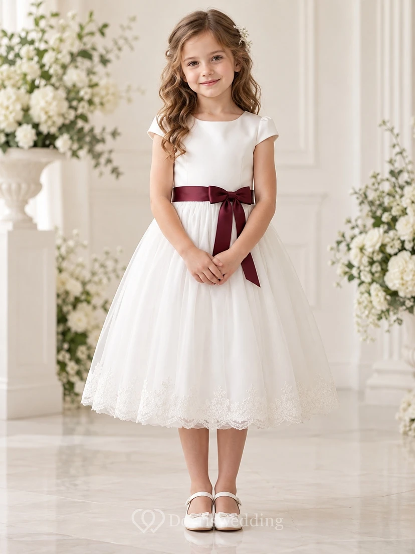Vestido de niña de flores blanco de corte A, modesto, de tul, con mangas cortas, dobladillo de encaje y fajín burdeos.