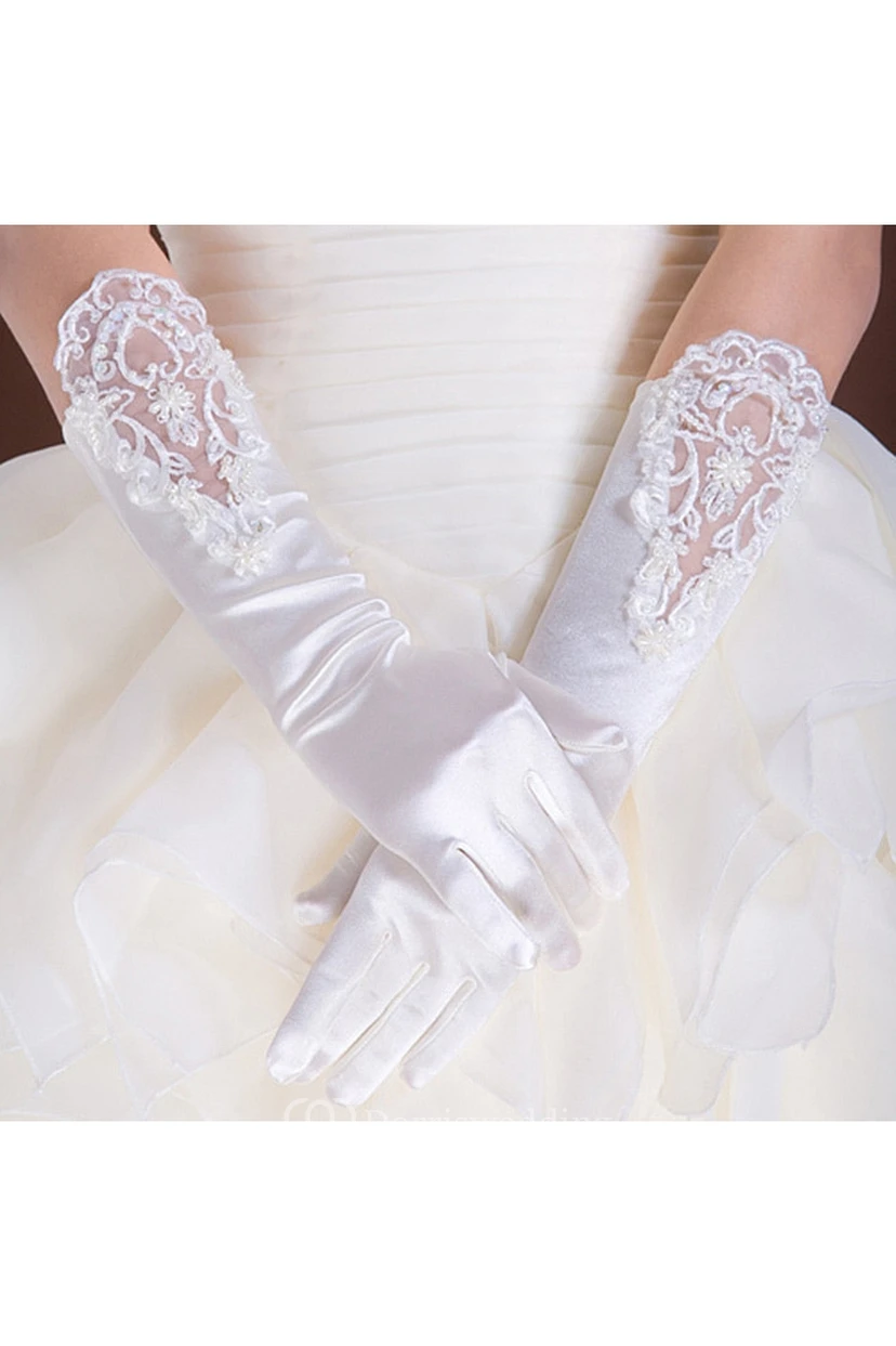 Gants longs en satin extensible blanc à sequins et perles. Le paquet concerne les gants.