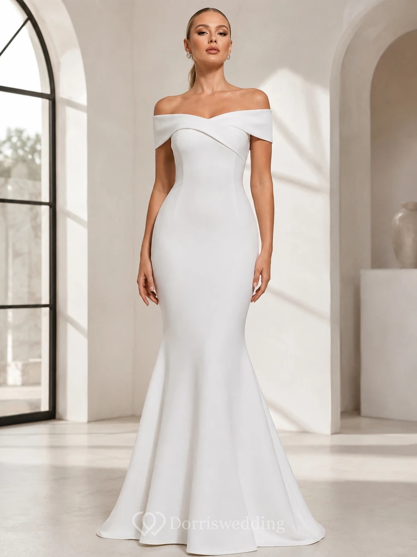 Elegante vestido de noche blanco de crepé con hombros descubiertos, mangas cortas, corte sirena y cola larga.
