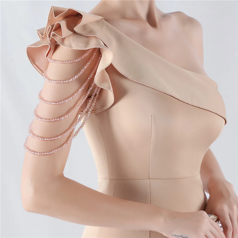 Vestido de noche asimétrico de satén con escote alto y cuello oblicuo, adornado con cuentas. view 8
