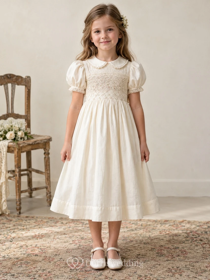 Vestido de niña de flores vintage color marfil, corte en A, mangas abullonadas, corpiño fruncido, dobladillo con banda y cuello Peter Pan, hasta la rodilla.