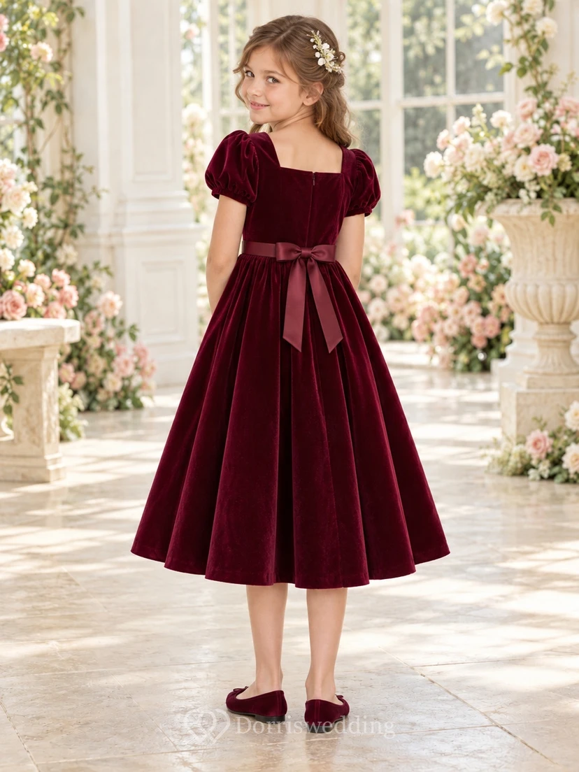 Vestido de niña de flores de terciopelo burdeos, corte en A, largo hasta la rodilla, escote cuadrado, mangas abullonadas, con fajín de satén y lazo. view 2