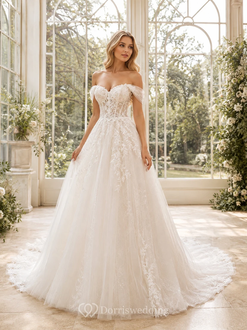 Robe de mariée romantique en dentelle et tulle, épaules dénudées, coupe trapèze courte, ornée d'appliques et d'une jupe classique à volants, fermeture éclair au dos.