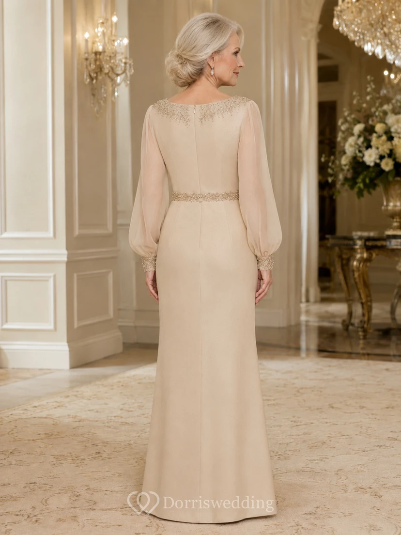 Champagnerfarbenes, schlichtes Chiffon-Etui-Kleid mit U-Boot-Ausschnitt, langen Bischofsärmeln und Schmuckbesatz an der Taille – bodenlang – als festliches Abendkleid für die Mutter des Bräutigams view 2