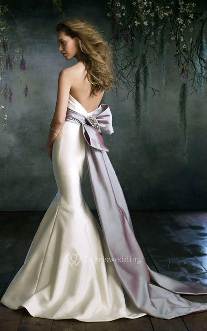 Bezauberndes, gerafftes Taft-Trompetenkleid mit Schleife am Rücken