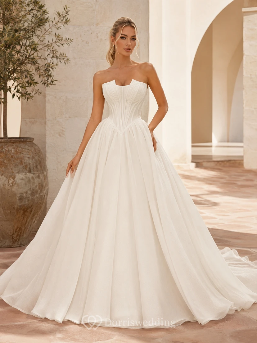 Trägerloses, plissiertes Satin-Ballkleid mit schlichter Kapellenschleppe – Hochzeitskleid