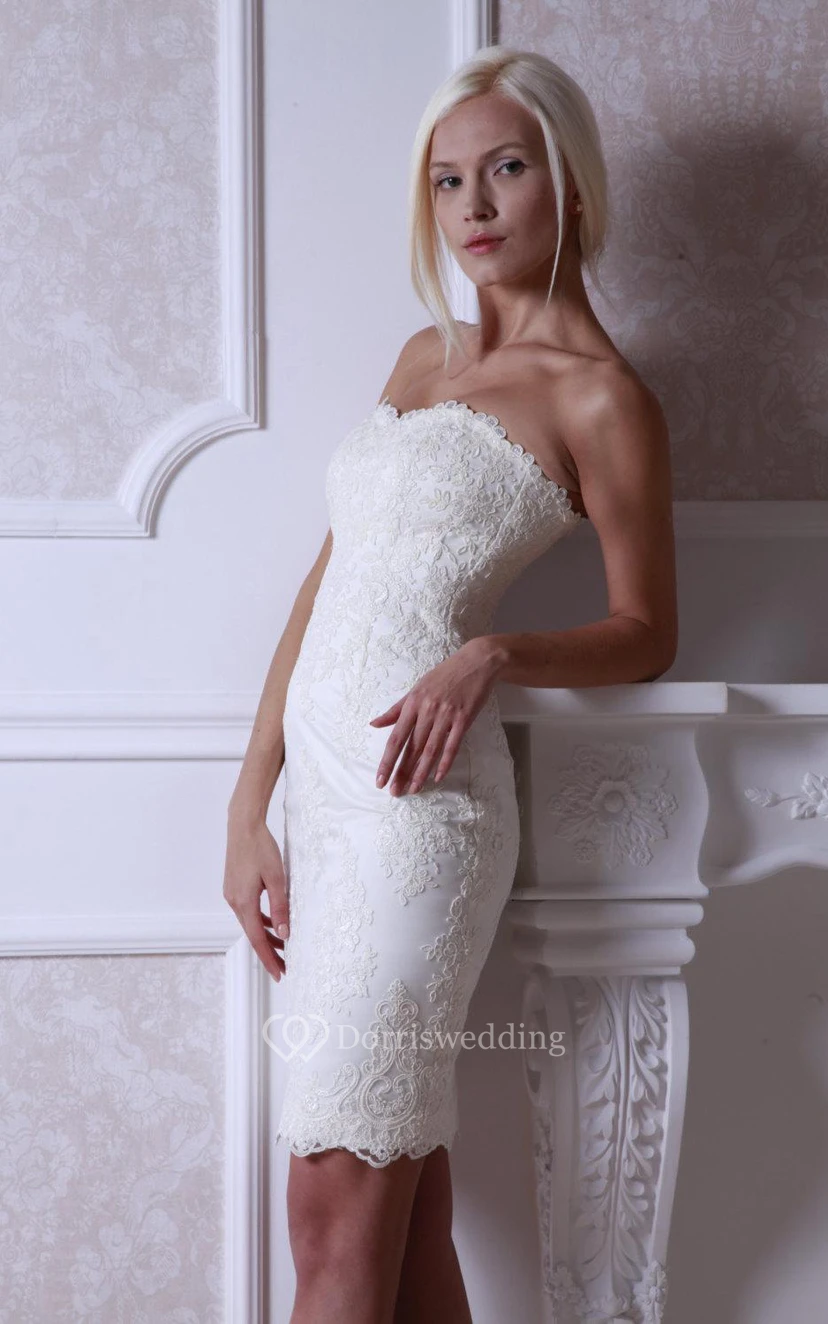 Robe courte moulante sans bretelles en dentelle avec dos lacé view 2
