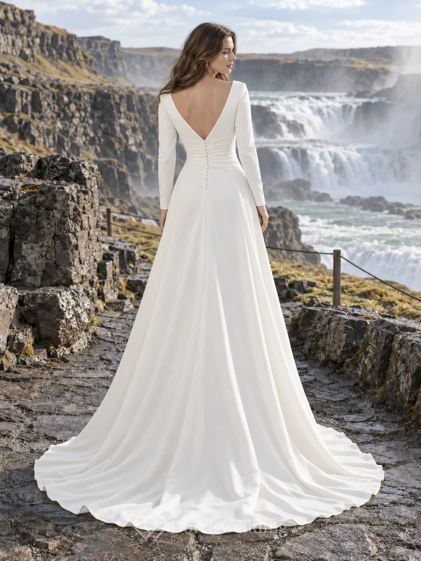 Vestido de novia sencillo de crepé con escote en V y manga larga, corte en A, cintura fruncida y espalda abotonada. view 2