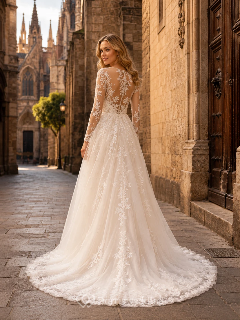 Robe de mariée modeste en dentelle illusion bateau, manches longues, coupe trapèze, traîne chapelle, style bateau view 2