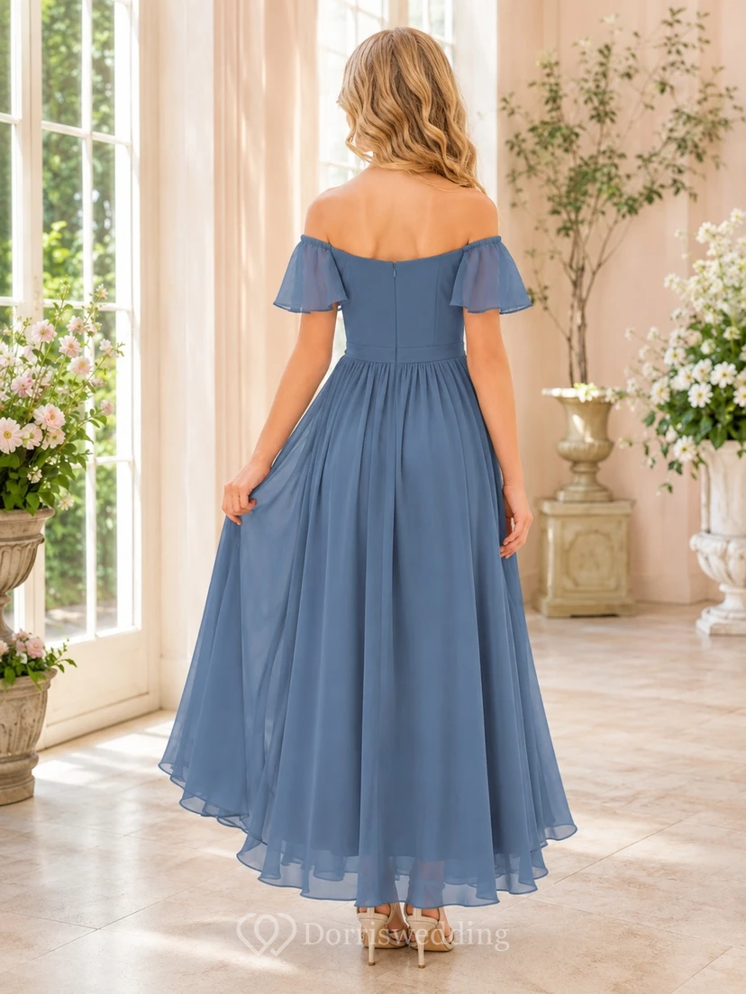 Vestido de dama de honor juvenil azul pizarra, corte en A, largo midi, hombros descubiertos, manga corta, volantes en cascada, estilo romántico. view 2