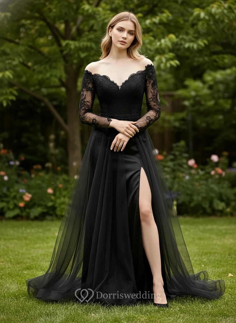 Vestido negro de encaje con hombros descubiertos y abertura alta.
