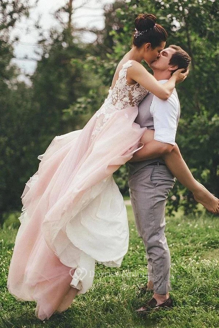 Zweifarbiges, ärmelloses, sexy Tüll-Hochzeitskleid in Blush mit tiefem Ausschnitt