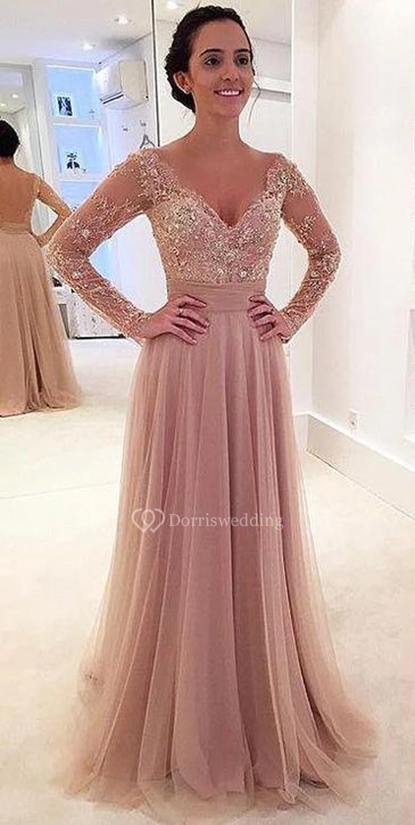 Elegante vestido de noche de manga larga con apliques de encaje y tul desmontable.