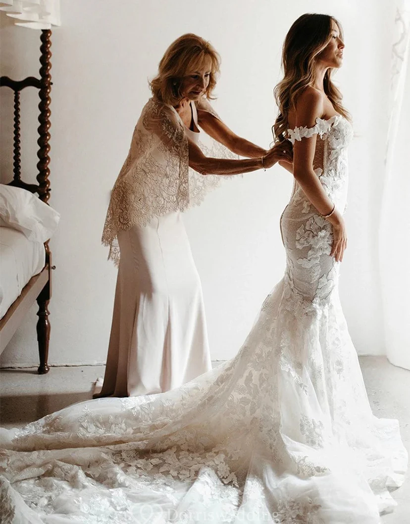 Robe de mariée sirène bustier en dentelle avec appliqués floraux view 2