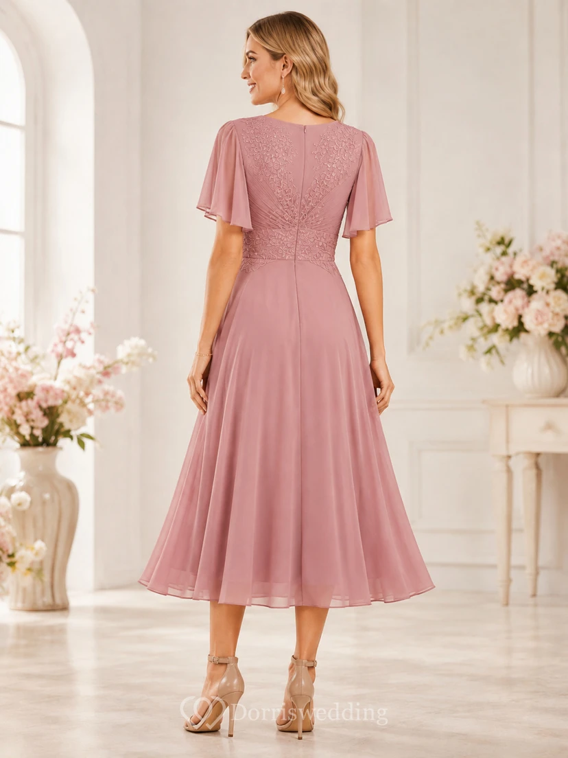 Vestido de maternidad de gasa fruncida con escote en V, mangas con pétalos y cintura natural, corte en A y largo hasta la rodilla, color rosa empolvado. view 2