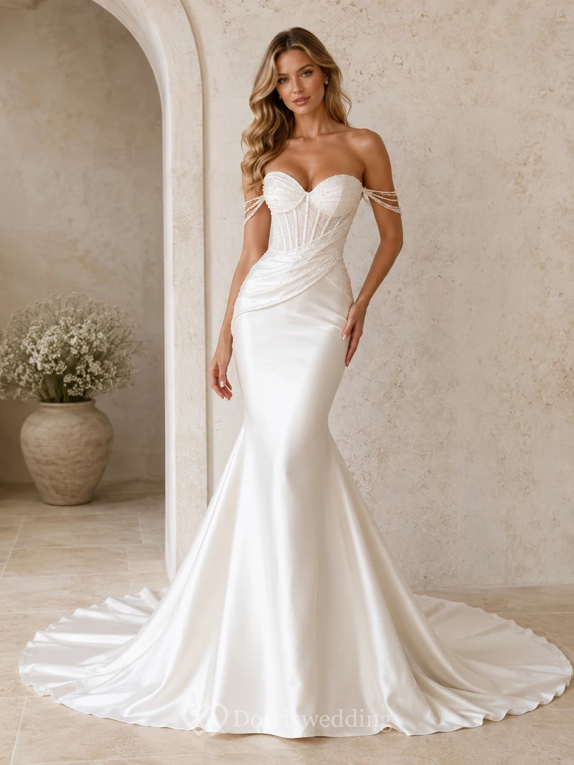 Robe de mariée sirène moderne en satin drapé, épaules dénudées et manches courtes, avec traîne chapelle